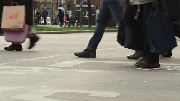 Los Peatones Cruzan Carretera Los Peatones Cruzan Una Concurrida Intersección — Vídeos de Stock