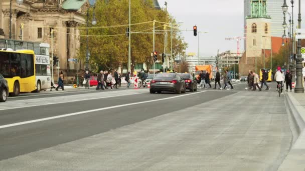 Berlin November 2022 Fußgänger Überqueren Die Fahrbahn Fußgänger Überqueren Eine — Stockvideo