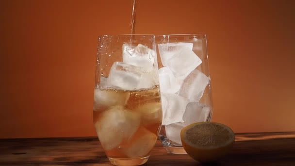 Κύκλος Του Ρίχνει Παγωμένο Τσάι Ένα Ποτήρι Παγάκια Κρύο Τσάι — Αρχείο Βίντεο