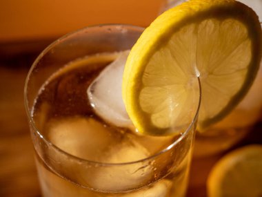 Buzlu bir bardakta buzlu çay. Buzlu soğuk çay. Kapat..