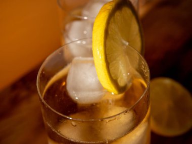 Buzlu bir bardakta buzlu çay. Buzlu soğuk çay. Kapat..