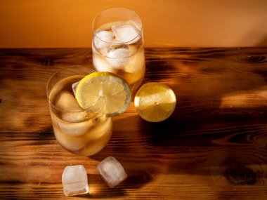 Buzlu bir bardakta buzlu çay. Buzlu soğuk çay. Kapat..