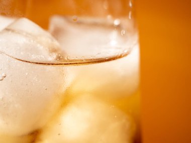 Buzlu bir bardakta buzlu çay. Buzlu soğuk çay. Kapat..