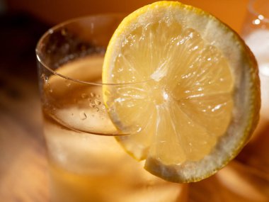 Buzlu bir bardakta buzlu çay. Buzlu soğuk çay. Kapat..