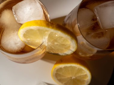 Buzlu bir bardakta buzlu çay. Buzlu soğuk çay. Kapat..