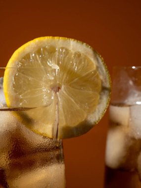 Buzlu bir bardakta buzlu çay. Buzlu soğuk çay. Kapat..