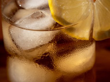 Buzlu bir bardakta buzlu çay. Buzlu soğuk çay. Kapat..