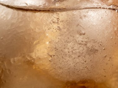 Buzlu bir bardaktaki buzlu çayın arka planı. Buzlu çay. Yakın plan..