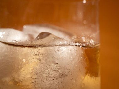 Buzlu bir bardaktaki buzlu çayın arka planı. Buzlu çay. Yakın plan..