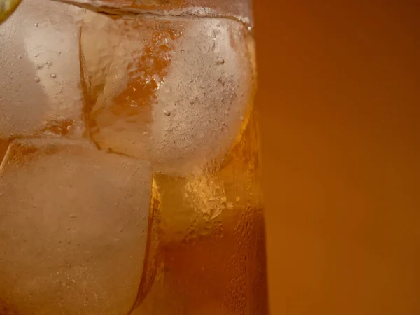 Buzlu Bir Bardaktaki Buzlu Çayın Arka Planı Buzlu Çay Yakın — Stok fotoğraf