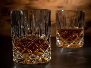 Viski, burbon ya da siyah ve ahşap arka planda konyak. Yakın plan..