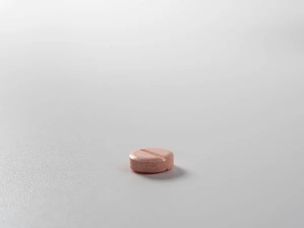 Розовая Таблетка Светлом Фоне Лекарства Белом Фоне Крупный План — стоковое фото