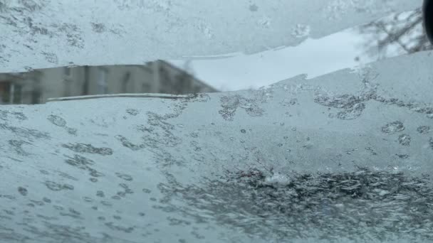 一个人的手把汽车挡风玻璃上的冰和雪结冰了 高质量的4K镜头 — 图库视频影像