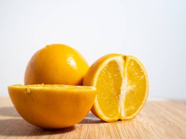 Beyaz arka planda olgun portakal meyvesi. Yakın plan..