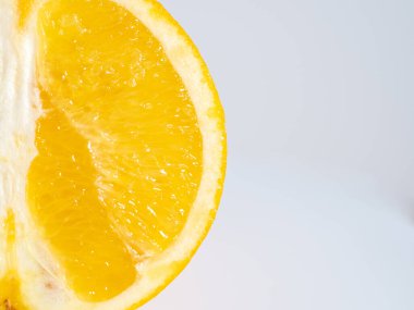 Beyaz arka planda olgun portakal meyvesi. Yakın plan..