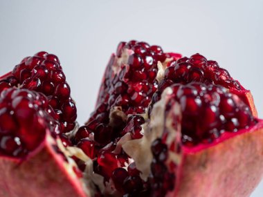 Olgun nar. Hafif arka planda taze sulu nar. Yakın plan..