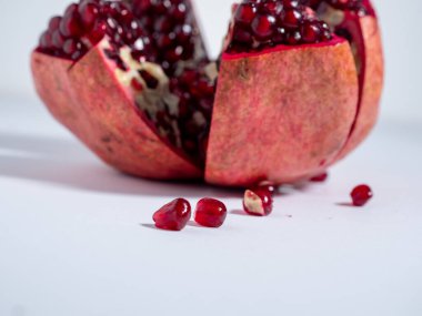 Olgun nar. Hafif arka planda taze sulu nar. Yakın plan..