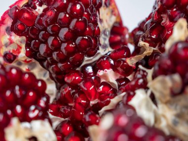 Olgun nar. Hafif arka planda taze sulu nar. Yakın plan..