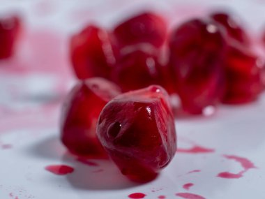 Olgun nar. Hafif arka planda taze sulu nar tohumları. Yakın plan..