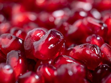 Olgun nar. Hafif arka planda taze sulu nar tohumları. Yakın plan..