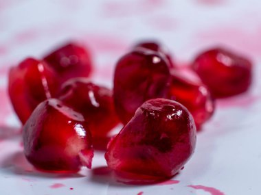 Olgun nar. Hafif arka planda taze sulu nar tohumları. Yakın plan..