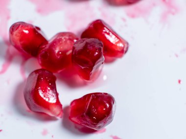 Olgun nar. Hafif arka planda taze sulu nar tohumları. Yakın plan..