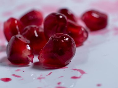 Olgun nar. Hafif arka planda taze sulu nar tohumları. Yakın plan..