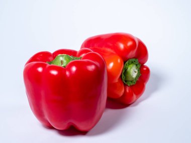 Beyaz arka planda kırmızı biber. Kırmızı taze biber. Yakın plan..