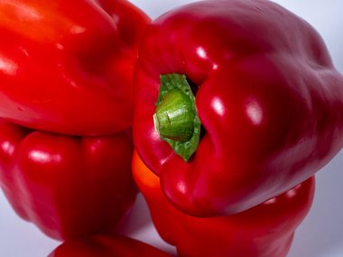 Beyaz arka planda kırmızı biber. Kırmızı taze biber. Yakın plan..