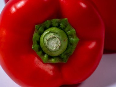 Beyaz arka planda kırmızı biber. Kırmızı taze biber. Yakın plan..