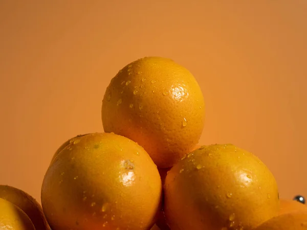 오렌지 배경에 오렌지 열매를 얹는다 클로즈업 — 스톡 사진