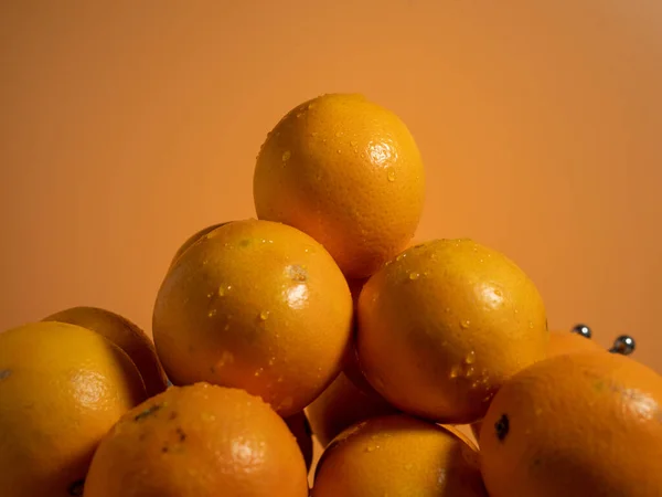 오렌지 배경에 오렌지 열매를 얹는다 클로즈업 — 스톡 사진