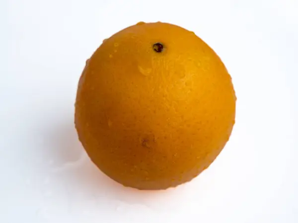 白い背景にオレンジの果実を熟す — ストック写真