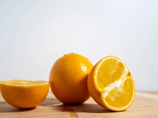 在白色的背景上成熟的橙子 后续行动 — 图库照片
