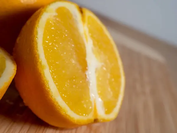 배경에 오렌지 열매를 얹는다 클로즈업 — 스톡 사진