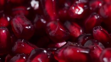 Parlak kırmızı nar tohumlarının makro fotoğrafçılığı. Dönen kırmızı, olgun nar. Yüksek kalite 4k görüntü