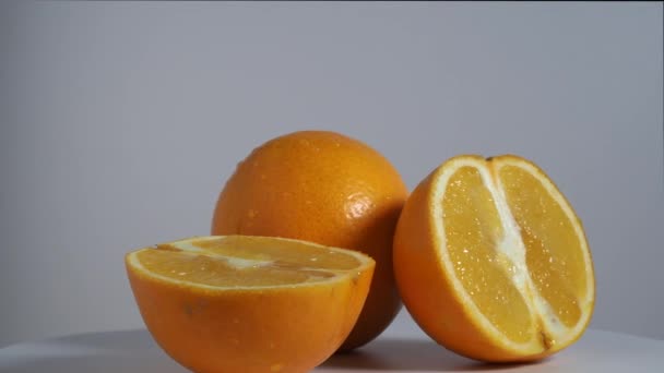 Περιστρεφόμενο Ώριμο Πορτοκάλι Φρέσκο Ζουμερό Πορτοκάλι Ελαφρύ Φόντο Κοντινό Πλάνο — Αρχείο Βίντεο