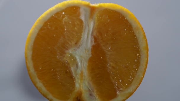 熟したオレンジを回転させます 軽い背景に新鮮なジューシーなオレンジ 接近中だ 高品質4K映像 — ストック動画