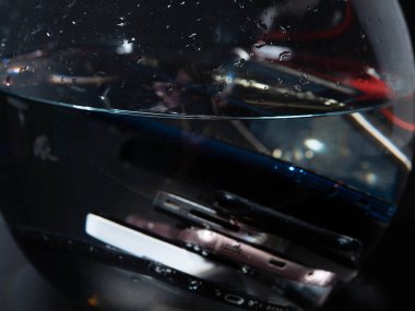 Yakın plan. Siyah arka planda suda bir sürü eski akıllı telefon var. Islak akıllı telefonlar..