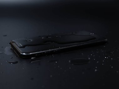 Siyah arka planda, suda eski bir telefonun yakın çekimi. Islak akıllı telefon..