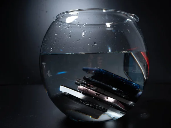 Nahaufnahme Viele Alte Smartphones Wasser Auf Schwarzem Hintergrund Nasse Smartphones — Stockfoto