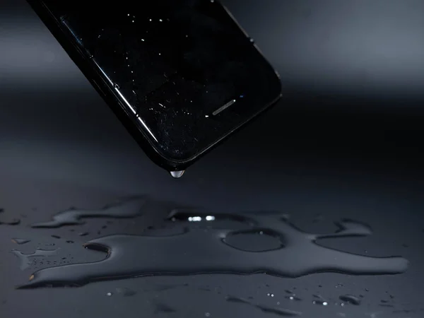 Zbliżenie Starego Telefonu Wodzie Czarnym Tle Mokry Smartfon — Zdjęcie stockowe