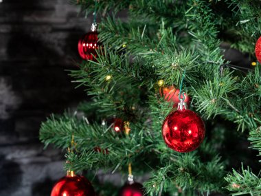 Noel ağacı ve süsleme. Noel ve yeni yıl tatillerinin geçmişi. Yakın plan..
