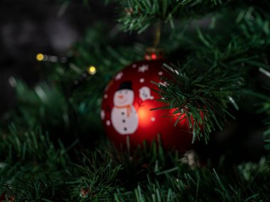 Noel ağacı ve süsleme. Noel ve yeni yıl tatillerinin geçmişi. Yakın plan..