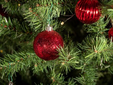 Noel ağacı ve süsleme. Noel ve yeni yıl tatillerinin geçmişi. Yakın plan..