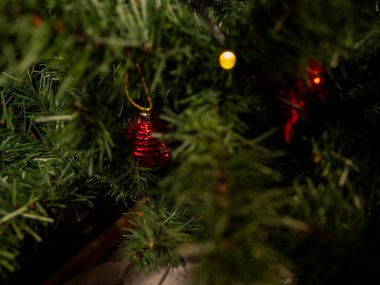 Noel ağacı ve süsleme. Noel ve yeni yıl tatillerinin geçmişi. Yakın plan..