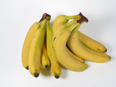 Beyaz arka planda muz. Hafif arka planda olgun muzlar. Yakın plan..