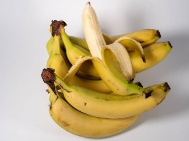 Beyaz arka planda muz. Hafif arka planda olgun muzlar. Yakın plan..