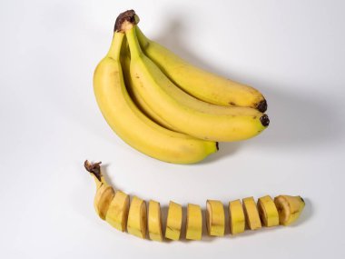 Beyaz arka planda muz. Hafif arka planda olgun muzlar. Yakın plan..