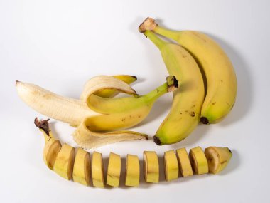 Beyaz arka planda muz. Hafif arka planda olgun muzlar. Yakın plan..